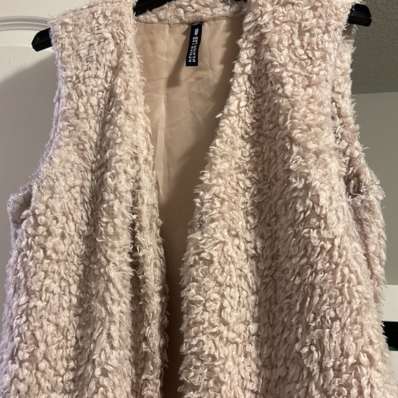 H&M vest. - Picture 1 of 3